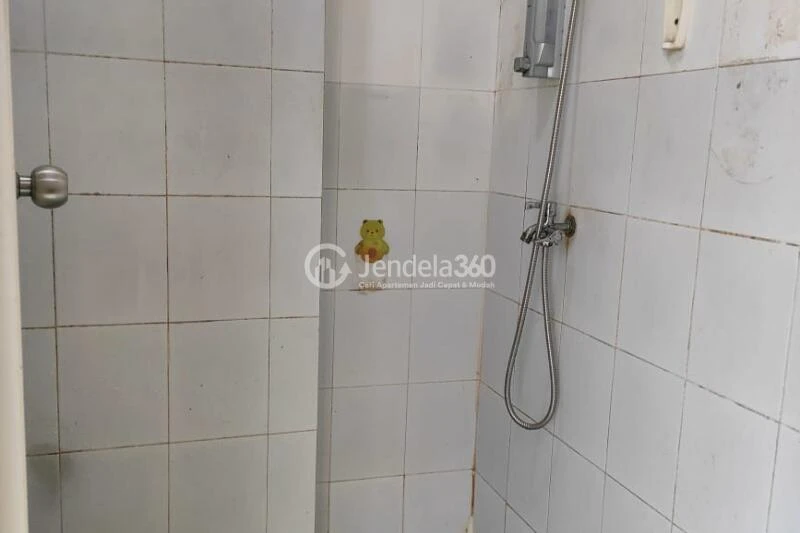 Bathroom Modern Studio Apartment at Casablanca East Residence Low Floor