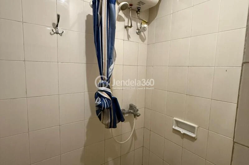 Bathroom Studio Apartment with City View at Signature Park Grande