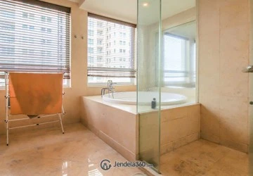 Bathroom Relaxed 3BR Apartment at Pakubuwono Residence Tower Basswood