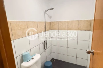 Bathroom 2BR East Park Apartment at Tower Orange