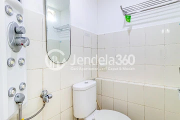 Bathroom High Floor 2BR Apartment with  View at Green Pramuka City Apartment