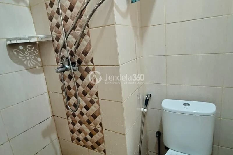 Bathroom Studio Apartment with City View at Dave Apartment