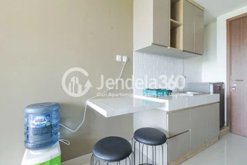 Kitchen Low Floor Studio Apartment with City View at Parkland Avenue Apartment