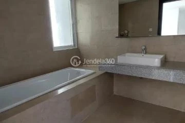 Bathroom High Floor 2BR Apartment with City View at Springhill Royale Suites