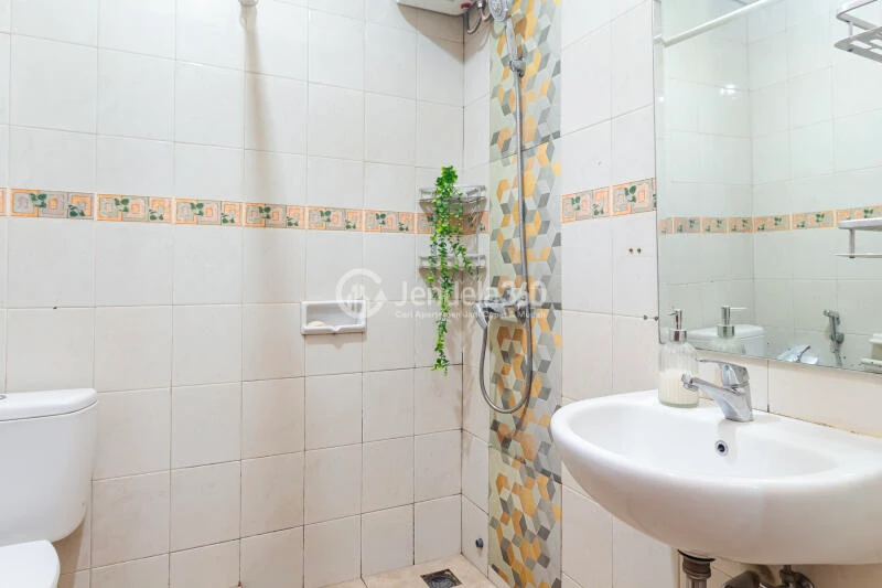 Bathroom 1BR Thamrin Residence Apartment at Tower Alamanda