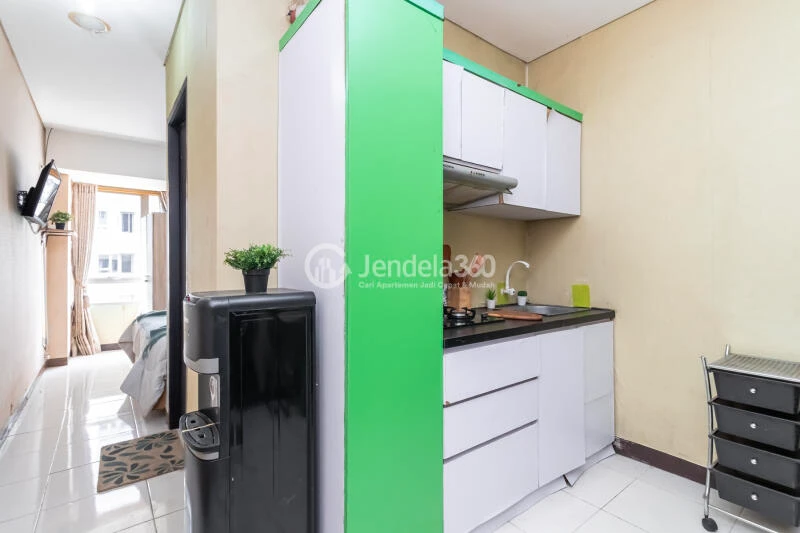 Kitchen Studio Apartment with City View at Nifarro Park Apartment