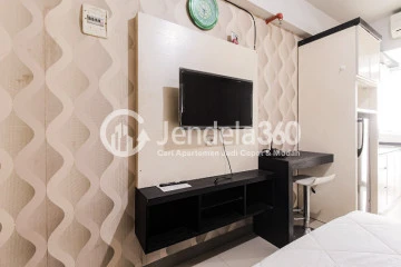 Bedroom Compact Studio Apartment with Relaxing Thematic Park at Bintaro Park View