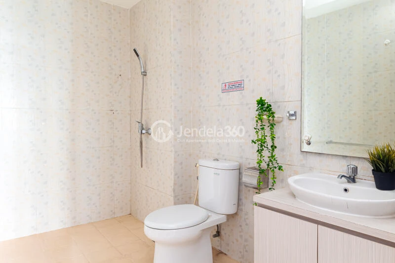 Bathroom 3BR Apartment with City View at Aspen Residence Apartment