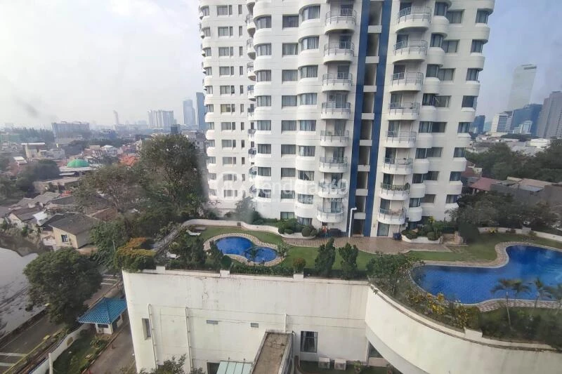 Balcony Compact 1BR Apartment at Park Royal Apartment Tower 1
