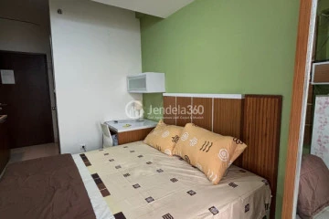 Bedroom Homey Studio Apartment Middle Floor with City View at Easton Park Residence Jatinangor