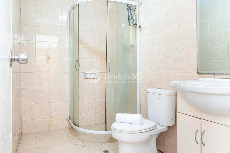 Bathroom 2BR Apartment with City View at Cosmo Terrace - Jakarta Residence Thamrin City