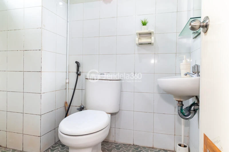 Bathroom Tidy 2BR Apartment High Floor with City View at Kebagusan City Apartment