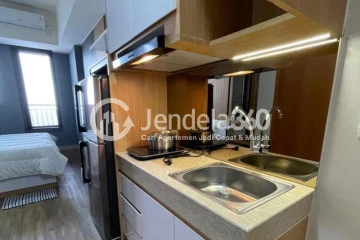Kitchen High Floor Studio Apartment with City View at Evenciio Apartment