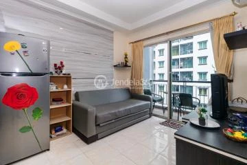 Living Room Middle Floor 2BR Apartment with City View at MOI City Home