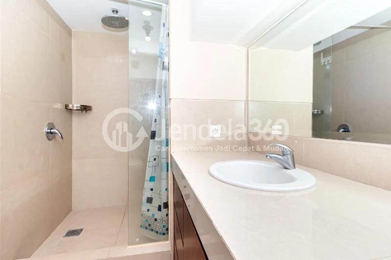 Bathroom High Floor 1BR Apartment with City View at U Residence Karawaci