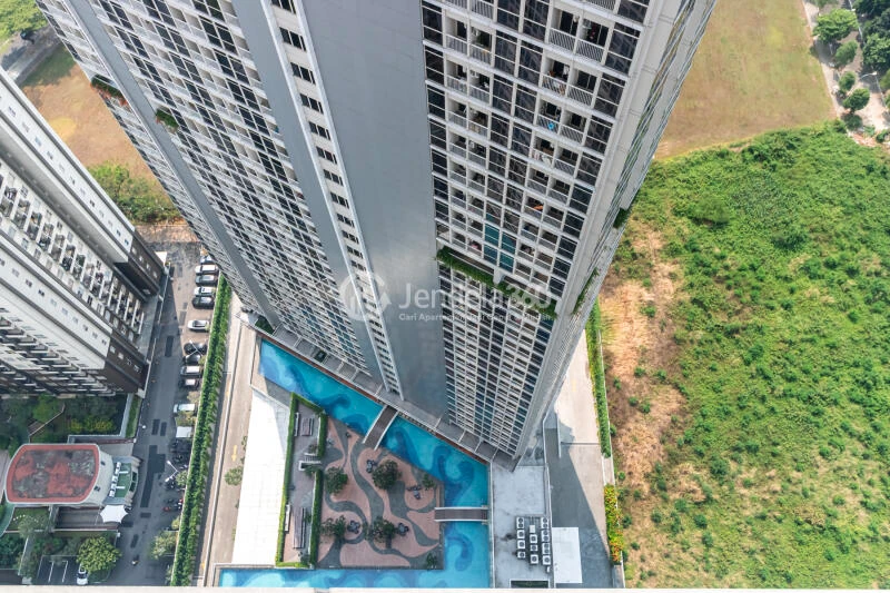 Balcony Cozy Studio Apartment High Floor with City View at Pacific Garden Apartment