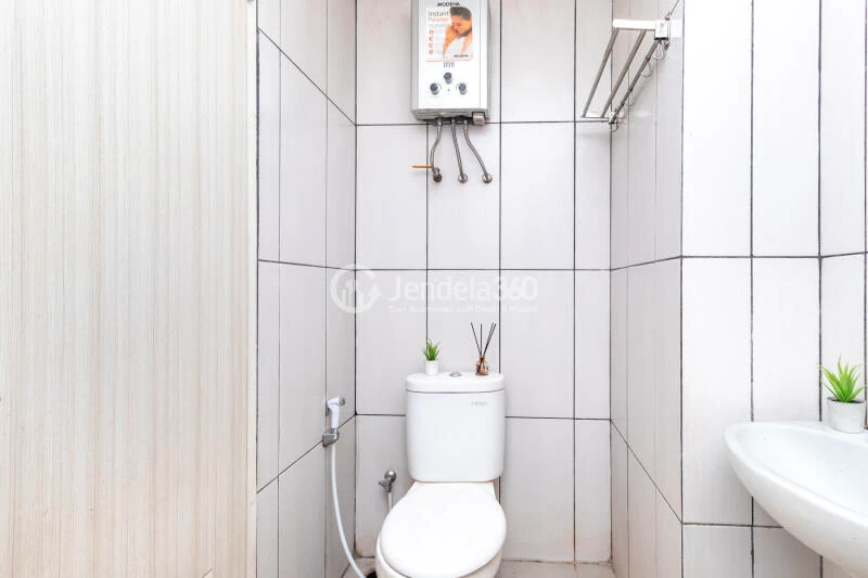 Bathroom Relaxed Studio Apartment at Grand Kamala Lagoon Apartment High Floor