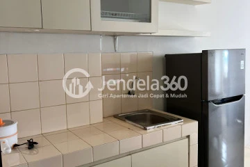 Kitchen 1BR Apartment with Swimming Pool View at Serpong Green View Apartment