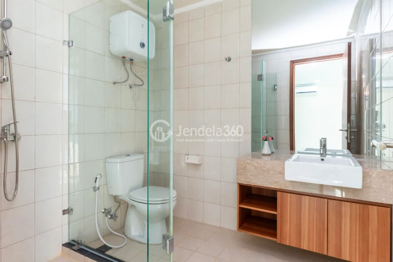 Bathroom 2 2BR Apartment with City View at Sahid Sudirman Residence