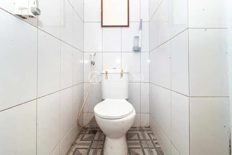 Bathroom Homey 2BR Apartment at Pancoran Riverside Apartment Low Floor