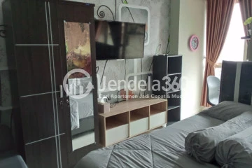 Bedroom Good Deal Studio Apartment Low Floor with City View at Nifarro Park Apartment