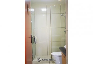 Bathroom Homey 1BR Apartment Middle Floor with City View (Barat) View at City Lofts Apartment