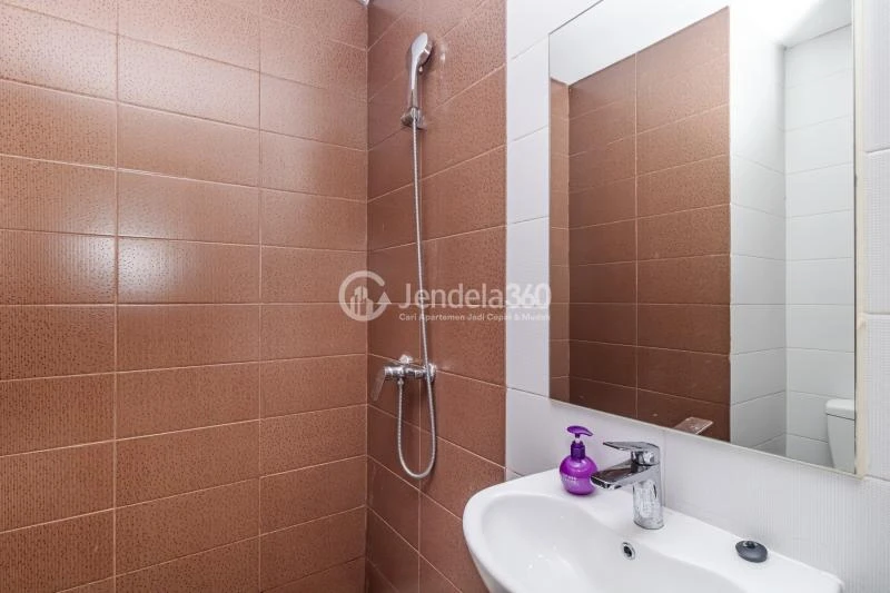 Bathroom Simply Look Studio Apartment at Puri Orchard Apartment Tower Cedar Heights Studio Tower A