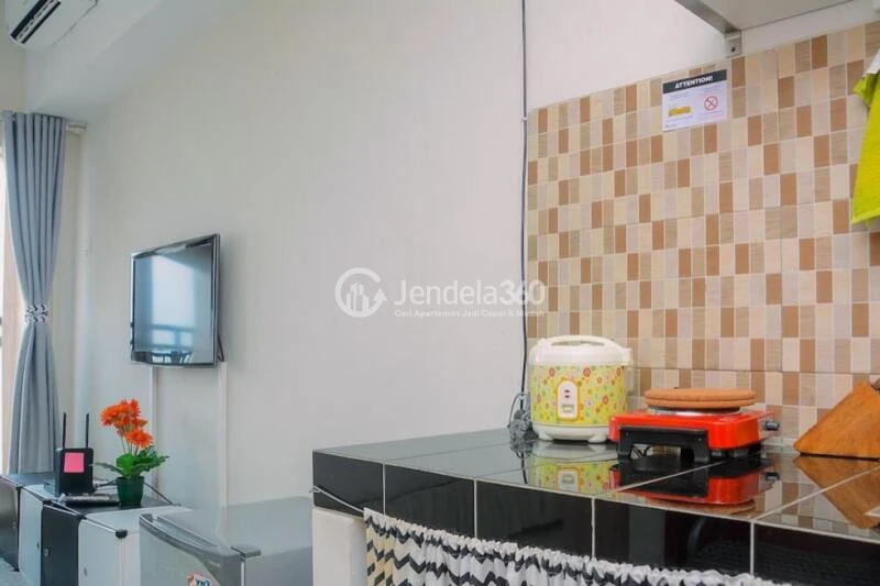 Kitchen Low Floor Studio Apartment with Housing View at Margonda Residence 5