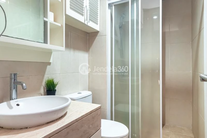 Bathroom 2 3BR Apartment with City View at Permata Hijau Residence