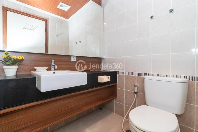 Bathroom 2BR Sahid Sudirman Residence Apartment at Low Floor