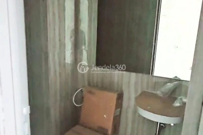Bathroom Spotless Studio Apartment Middle Floor with Swimming Pool View at Pakuwon Residence Bekasi