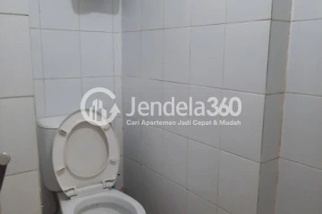 Bathroom 2BR MT Haryono Residence Apartment at Low Floor