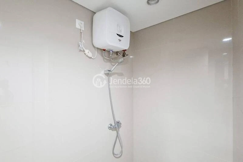Bathroom Homey Studio Apartment Low Floor with  View at Pesona Depok Square Apartment
