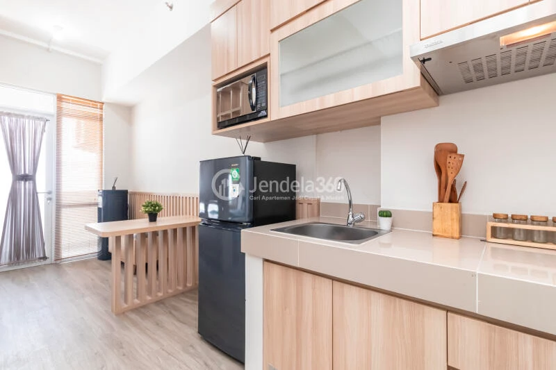 Kitchen 1BR Vasanta Innopark Apartment at High Floor