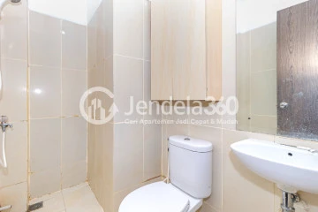 Bathroom Low Floor 2BR Apartment with  View at Northland Ancol Residence