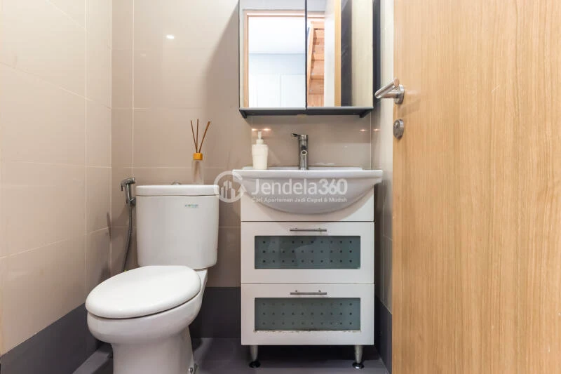Bathroom 2 Strategic Location 2BR Apartment Middle Floor with City View at Maqna Residence