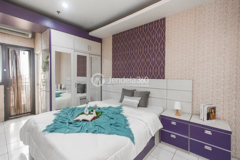 Bedroom High Floor Studio Apartment at Kebagusan City Apartment with City View and Affordable Price