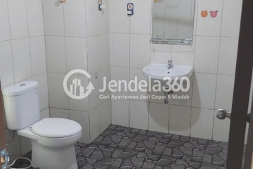 Bathroom Middle Floor 1BR Apartment with Pool View at Callia Apartment