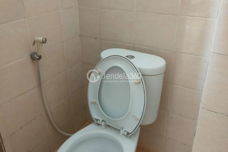 Bathroom Low Floor 2BR Apartment with  View at Casablanca East Residence