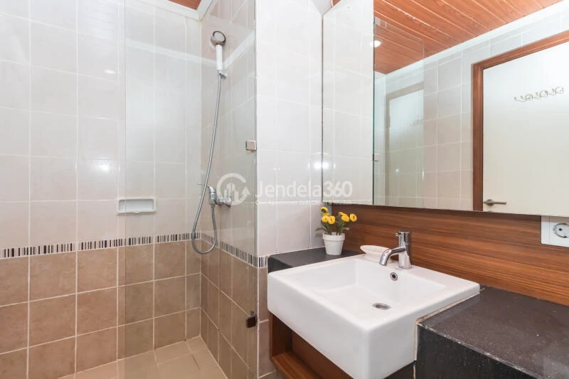 Bathroom 2BR Sahid Sudirman Residence Apartment at Low Floor