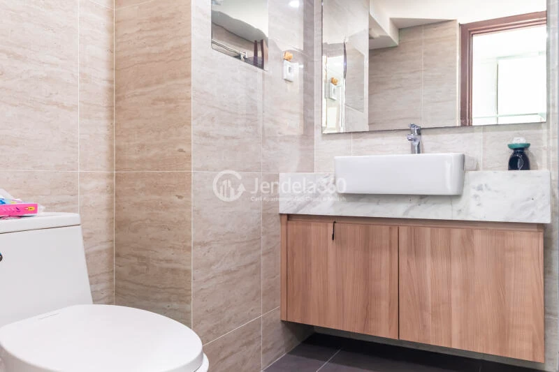 Bathroom Studio Apartment with City View at Southgate Residence