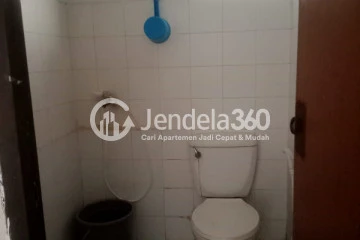 Bathroom 2BR Laguna Pluit Apartment at Middle Floor