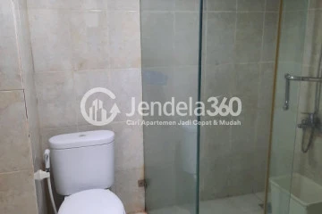 Bathroom Middle Floor 1BR Apartment with City View at Tamansari The Hive