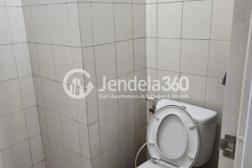 Bathroom Strategic Location Studio Apartment at MT Haryono Residence Low Floor