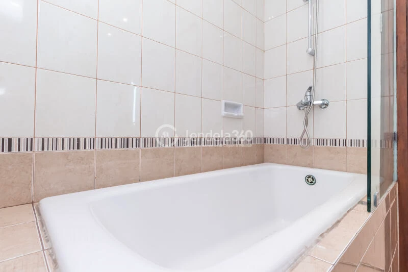Bathroom 2BR Apartment with City View at Sahid Sudirman Residence