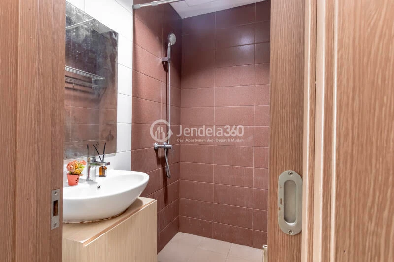 Bathroom Low Floor 1BR Apartment with city View at Puri Orchard Apartment