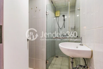 Bathroom Middle Floor Studio Apartment with City View at Tamansari Sudirman