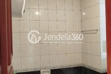 Bathroom Middle Floor 1BR Apartment with City View at Simprug Indah Apartment