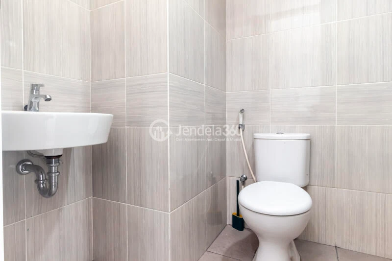 Bathroom Studio Vasanta Innopark Apartment at Tower Botan