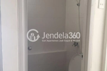 Bathroom 1BR Bassura City Apartment at Middle Floor